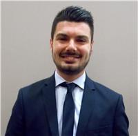Laureando in economia aziendale impartisce lezioni a studenti di istituti secondari superiori