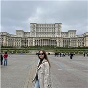 Estudiante de administración y dirección de empresas imparte clases a niños de primaria y eso