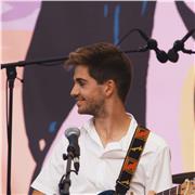 Professeur diplômé, je propose des cours de guitare adaptés à tout âge et envies pour progresser rapidement et avec plaisir !
