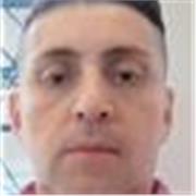 Profesor Español, Sociales, imparte clases a los niños