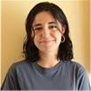 Profesora de inglés o de otras asignaturas imparte clases a niños/as de todas las edades