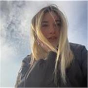 Giovane laureanda impartisce lezioni di italiano per stranieri