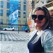 Me defino como uma pessoa calma,empata e muito positiva..quanto aos alunos não posso definilos, são seres humanos abstratos, mais posso ter um aparato de que são pessoas que gostam de aprender
