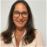 Soy economlsta,trabajo en Banca y me gusta compartir mis conocimientos a personas de cualquier edad.
