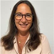 Soy economlsta,trabajo en Banca y me gusta compartir mis conocimientos a personas de cualquier edad.