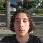 Bonjour, je suis lycéen et je suis bilingue en anglais, je peux enseigner pour tout les niveaux jusqu'a la première