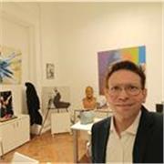 El profesor imparte clases participativas a alumnos de secundario o universitarios