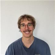 Deutsch und Deutsch als Zweitsprache Tutor, der Kinder allen Alters beim Lernen unterstützt