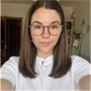 Profesora titulada en Traducción e Interpretación de francés e inglés y actual estudiante del grado de Llengua catalana.