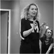 professeure de théâtre donne des cours de prise de parole en public