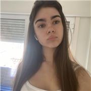 Profesora de primaria que imparte clases a niños de todas las edades