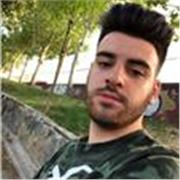 Profesor de matemáticas partiendo clases a todos los niños