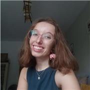 Profesora de apoyo escolar a niños en términos de Lengua y Literatura