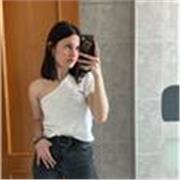 Soy una chica de 17 años con el FCF con nivel C1 que lleva haciendo inglés desde los dos años y que ama el idioma así como enseñar