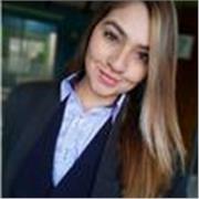 Profesora de educación infantil imparte clases de español y matemáticas a niños entre 5 y 7 años
