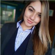 Profesora de educación infantil imparte clases de español y matemáticas a niños entre 5 y 7 años