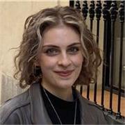 Profesora graduada de Traducción e Interpretación en inglés y francés con más de tres años dando clases online y presencial.