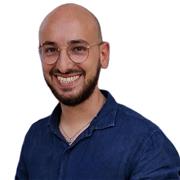 Docente di chimica impartisce lezioni per studenti di tuttle le scuole secondarie di secondo grado