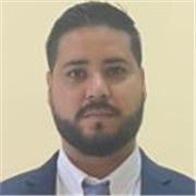 constructor civil cual enseña y explica matemáticas a niños de todas las edades