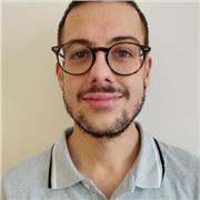 Prof donnant des cours de Chimie en ligne aux étudiants de licence