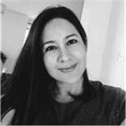 Una persona que aprende a través del conocimiento personal que quiere ayudar a otros a procesar los cambios a través del Yoga
