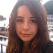 Chica joven ofrece clases de música para niños