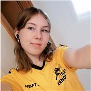 Schülerin des pa-Gymnasiums Wörth. Unterricht für Schüler von Klasse 1-8