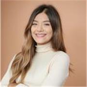 Profesora de inglés a estudiantes de nivel básico e intermedio