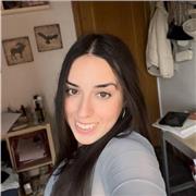 Estudiante de Magisterio que imparte clases a niños de primaria