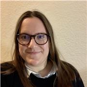 Docente di Lettere impartisce lezioni di italiano, storia, geografia, filosofia a studenti di elementari, medie e superiori