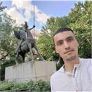 hola, me presento, mi nombre es Ilyes, tenía una maestría en traducción y una licenciatura en letras y lengua francesa, también tenía un c1 en lengua francesa, trabajé como profesor universitario temporal durante 3 años. Estuve dando clases de traducción,