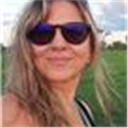 Profesora de yoga integral y meditacion. Adaptacion yoga en silla para quien lo necesite