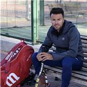 Profesor titulado y con amplia experiencia ofrece clases de tenis a todos los niveles