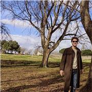 Studente di Storia impartisce ripetizioni di storia a studenti di scuola superiore