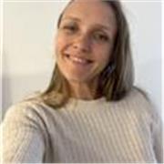 Me gusta enseñar, domino el español, catalán y sé ruso. También graduada en ADE y actualmente estudiando máster de marketing