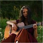 Profesora titulada de Educación Artística en la Especialidad de Música. Compositora, cantante y guitarra con 19 años de carrera artística. Me interesa enseñar a alumnos aficionados a la música (canto y guitarra) de todas las edades
