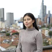 Profesional en psicología con enfoque en ciencias sociales que da clases a personas de todas la edades