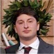 Giovane praticante avvocato, laureato con lode in giurisprudenza, che offre lezioni e ripetizioni di diritto