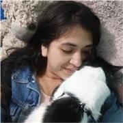 Profesora de español y literatura formando niños de primaria