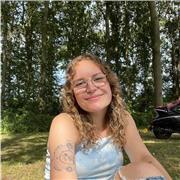 Nachhilfe von junger Lehrerin mit musikalischem Hobby