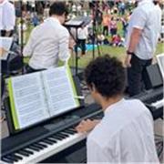 Studente da quattordici anni di pianoforte offre lezioni