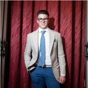 Docente di Musica impartisce lezione di: teoria musicale, solfeggio, storia della musica e batteria