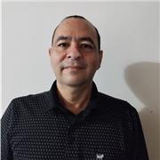 Diseñador gráfico brindando apoyo y conocimientos en el área