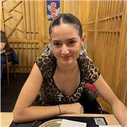 Estudiante de derecho apta para ayudar a niños de primaria con sus deberes.