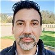 Hola, soy Julián Fernández Muñoz, y durante 26 años viví y trabajé en el Reino Unido, donde adquirí un dominio avanzado del idioma