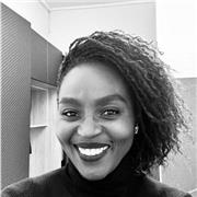 Un professeur d'anglais qui aide les étudiants à apprendre à parler anglais en toute confiance