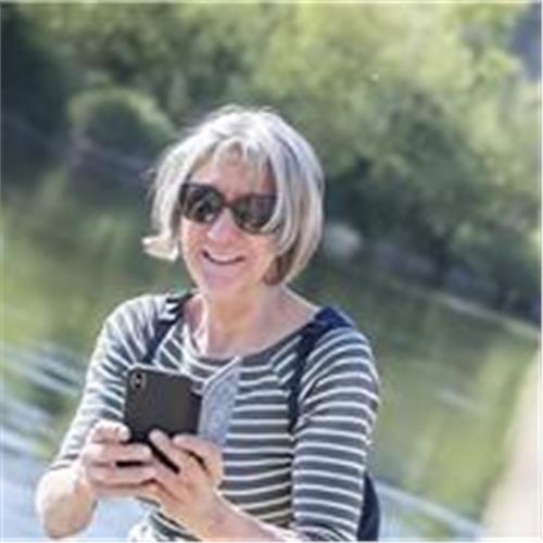 Je Suis Anglaise D’Origine, Habite En France Depuis 25 Ans. Aider