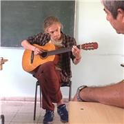 Gitarrenstunden für Anfänger jeglicher Altersklassen. Grundtechniken, freies Akkordspiel, Notenlesen, Musiktheorie und vieles mehr