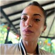 Profesora de inglés con experiencia en enseñanza individual y grupal, con niños, jóvenes y adultos, ofreciendo clases dinámicas