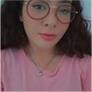 Profesora de inglés imparte clases a niños y niñas de todas las edades